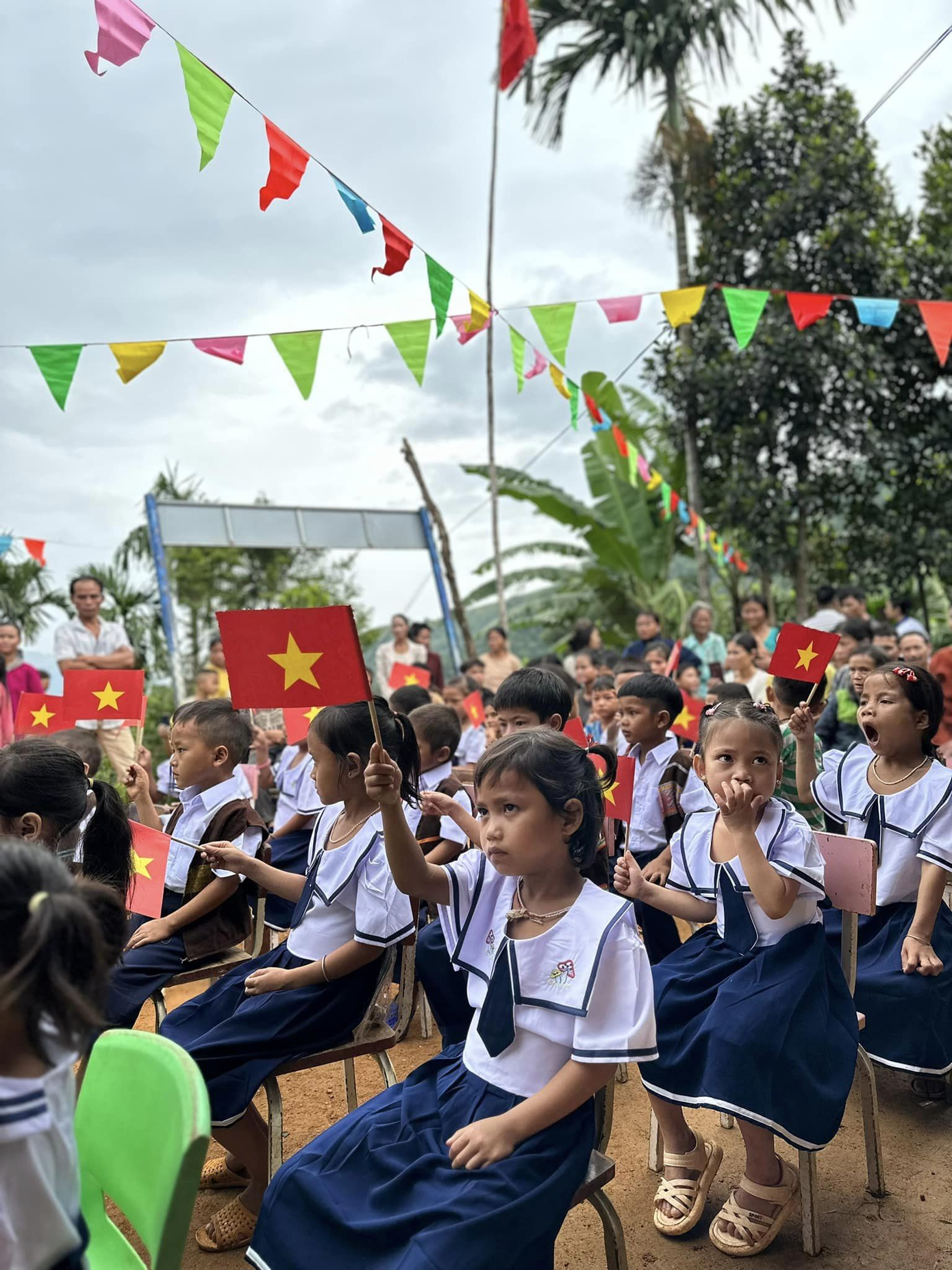 Hình ảnh dẫn chứng cho câu nói “Lần đầu khai giảng còn bỡ ngỡ”. Ảnh: Nguyễn Bình Nam Hình ảnh dẫn chứng cho câu nói “Lần đầu khai giảng còn bỡ ngỡ”. Ảnh: Nguyễn Bình Nam