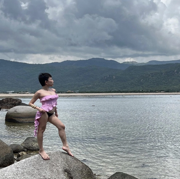 Hình tượng quyến rũ, "vòng eo siêu thực" của Tóc Tiên bỗng bị lung lay nghiêm trọng Hình tượng quyến rũ, "vòng eo siêu thực" của Tóc Tiên bỗng bị lung lay nghiêm trọng