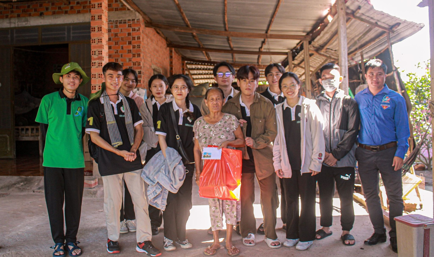 Các bạn tình nguyện viên tới thăm hỏi các hộ gia đình khó khăn. Các bạn tình nguyện viên tới thăm hỏi các hộ gia đình khó khăn.