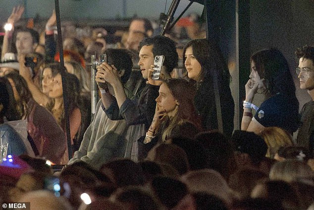 Matt Healy bị bắt gặp đi xem tour của Taylor đến 3 lần.