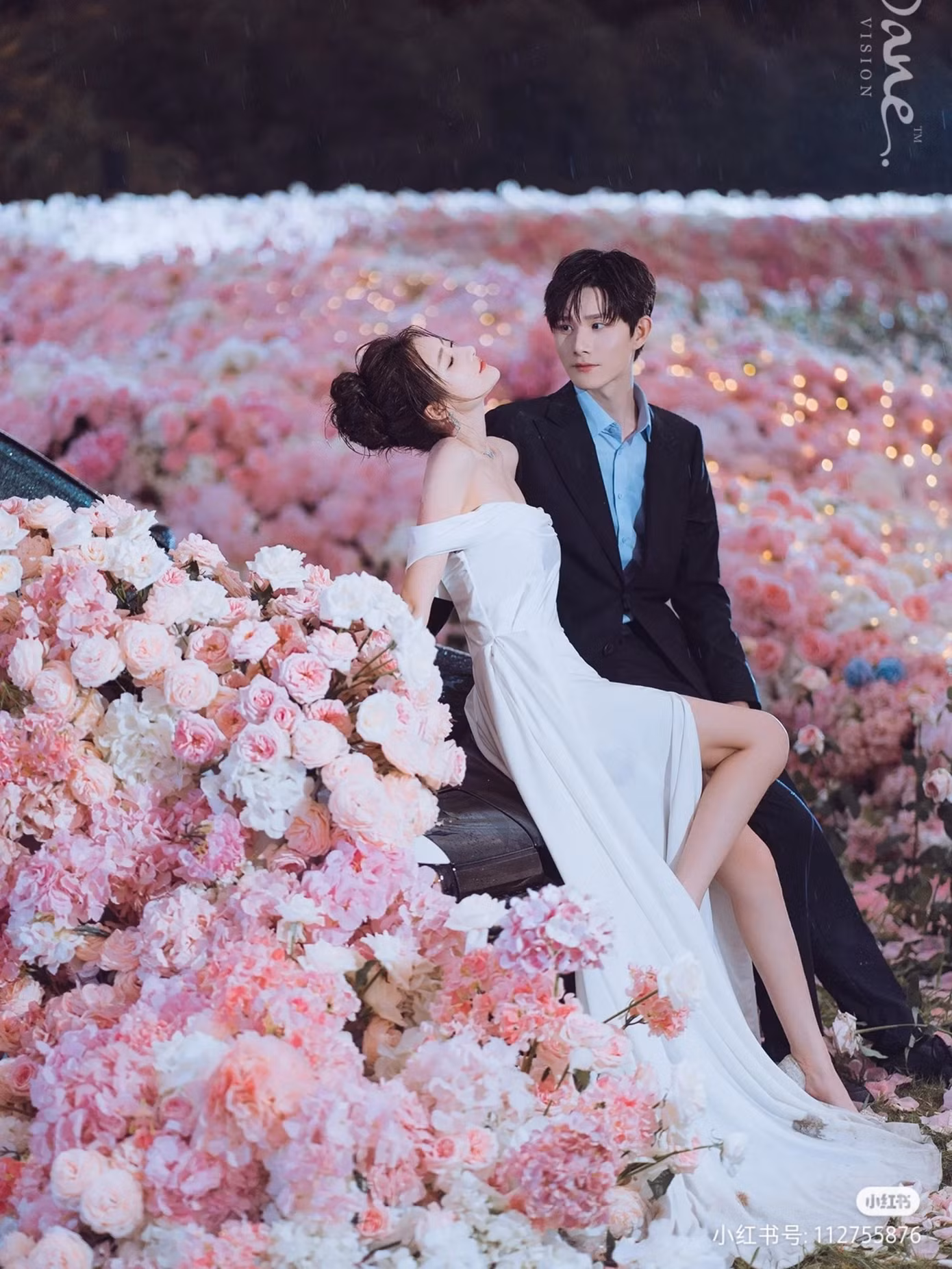 Nam thần mỹ nữ chuẩn ngôn tình bước ra. Ảnh: Xiaohongshu