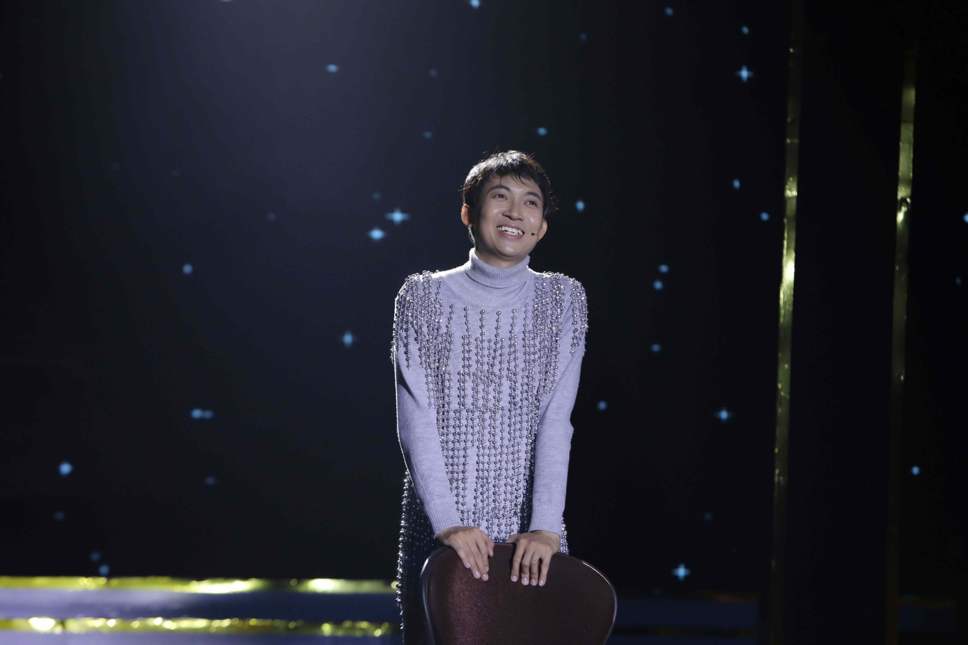 Nam diễn viên dần dần lấy lại sự tự tin khi có sự hỗ trợ từ những đồng nghiệp thân thiết.