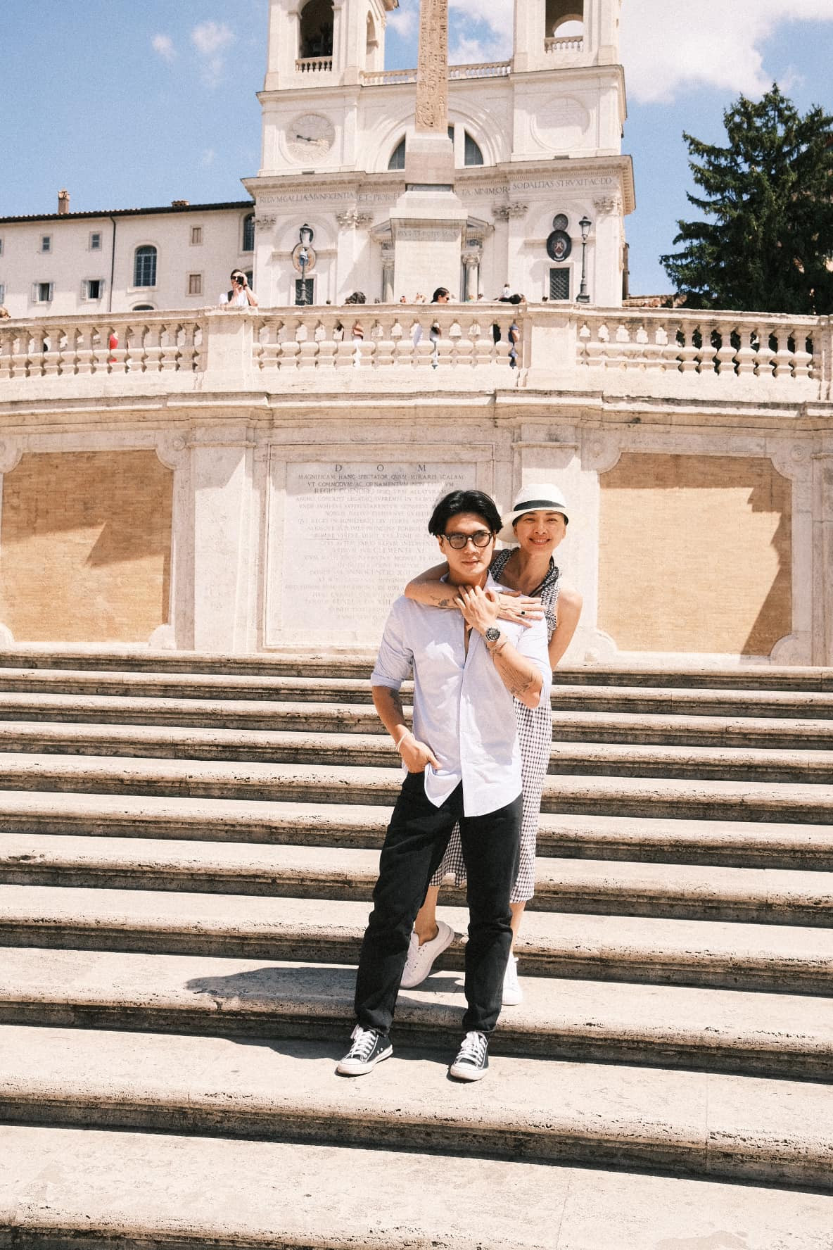 Cặp đôi luôn dành những sự quan tâm và cử chỉ yêu thương cho nhau. Cặp đôi luôn dành những sự quan tâm và cử chỉ yêu thương cho nhau.