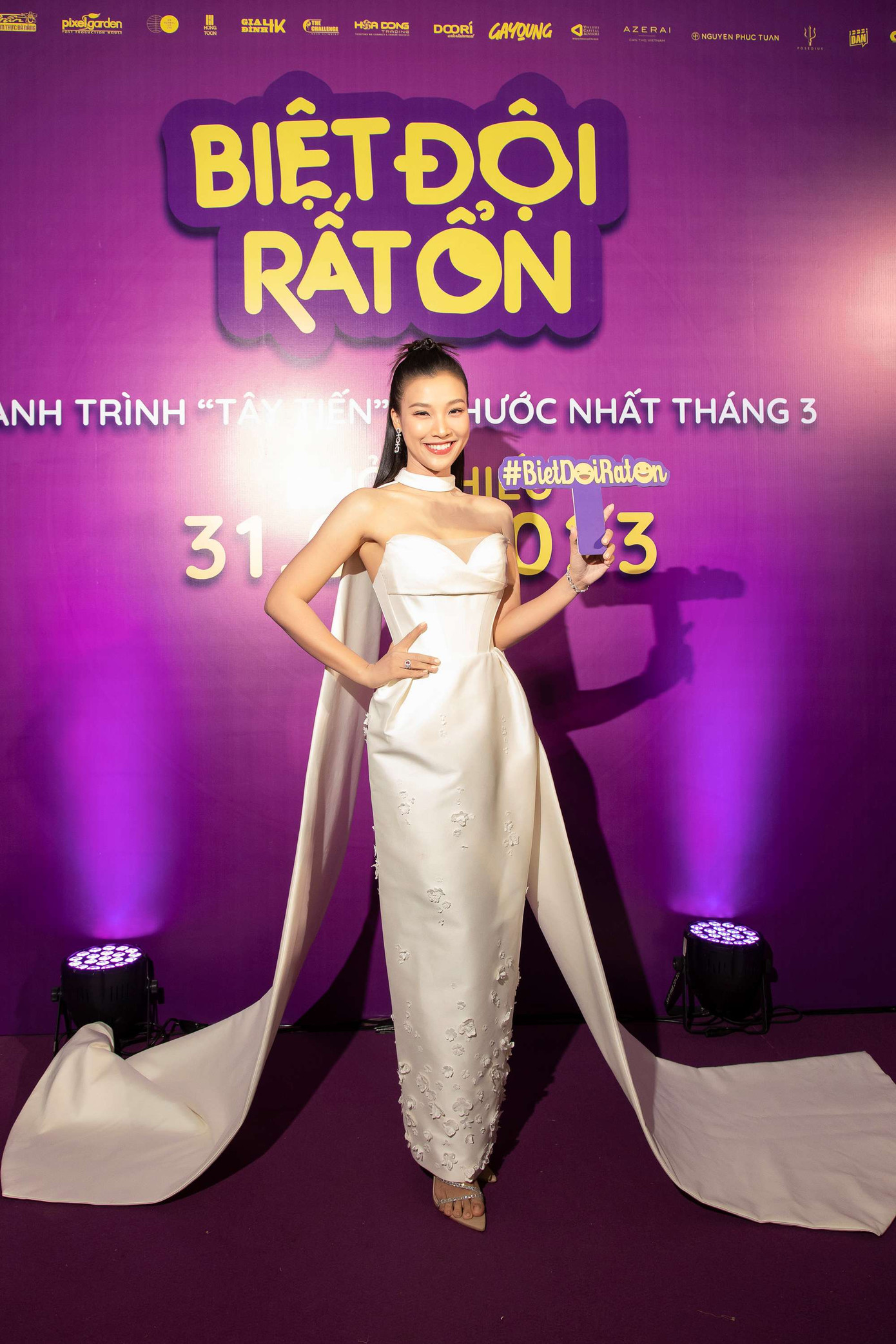 Hoàng Oanh xuất hiện với vẻ ngoài quyến rũ tại sự kiện. Trong phim, nữ MC vào vai một người mẹ vừa ra tù với khát khao giành lại con gái từ tay chồng cũ (Quang Tuấn).