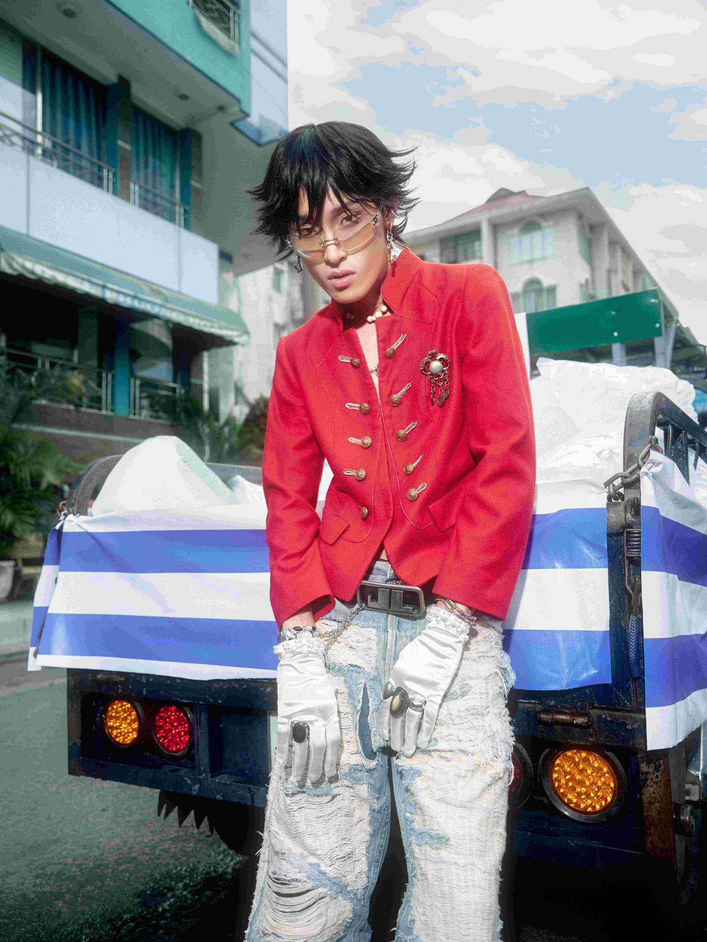 Người xem dễ dàng nhận ra những chi tiết quen thuộc của thành phố trong MV như khu chung cư cũ, bờ kè ven sông và đặc biệt là chiếc xe ba gác màu xanh. Người xem dễ dàng nhận ra những chi tiết quen thuộc của thành phố trong MV như khu chung cư cũ, bờ kè ven sông và đặc biệt là chiếc xe ba gác màu xanh.