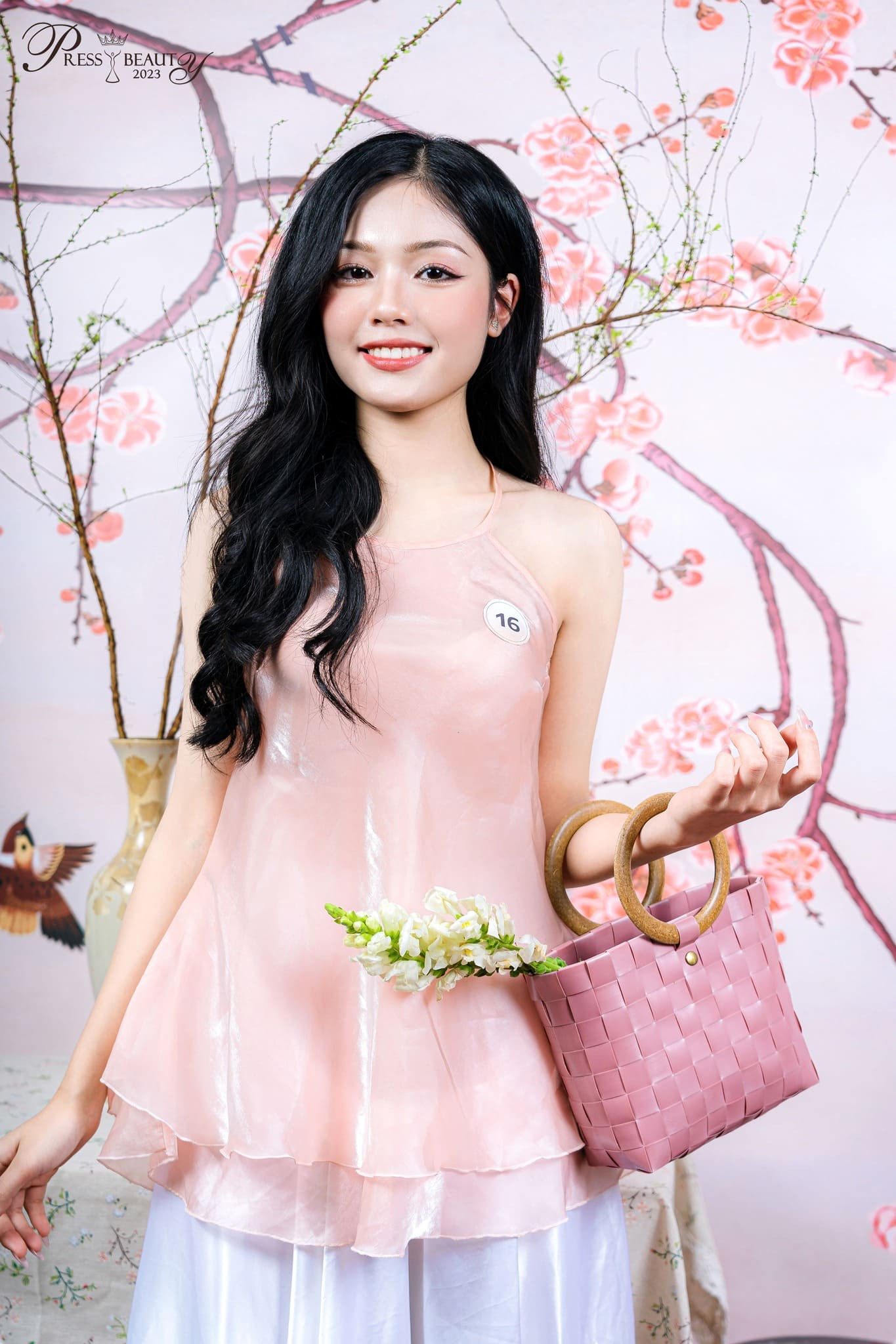 Vẻ đẹp nền nã với nụ cười rạng rỡ của chủ nhân ngôi vị cao nhất Press Beauty 2023.