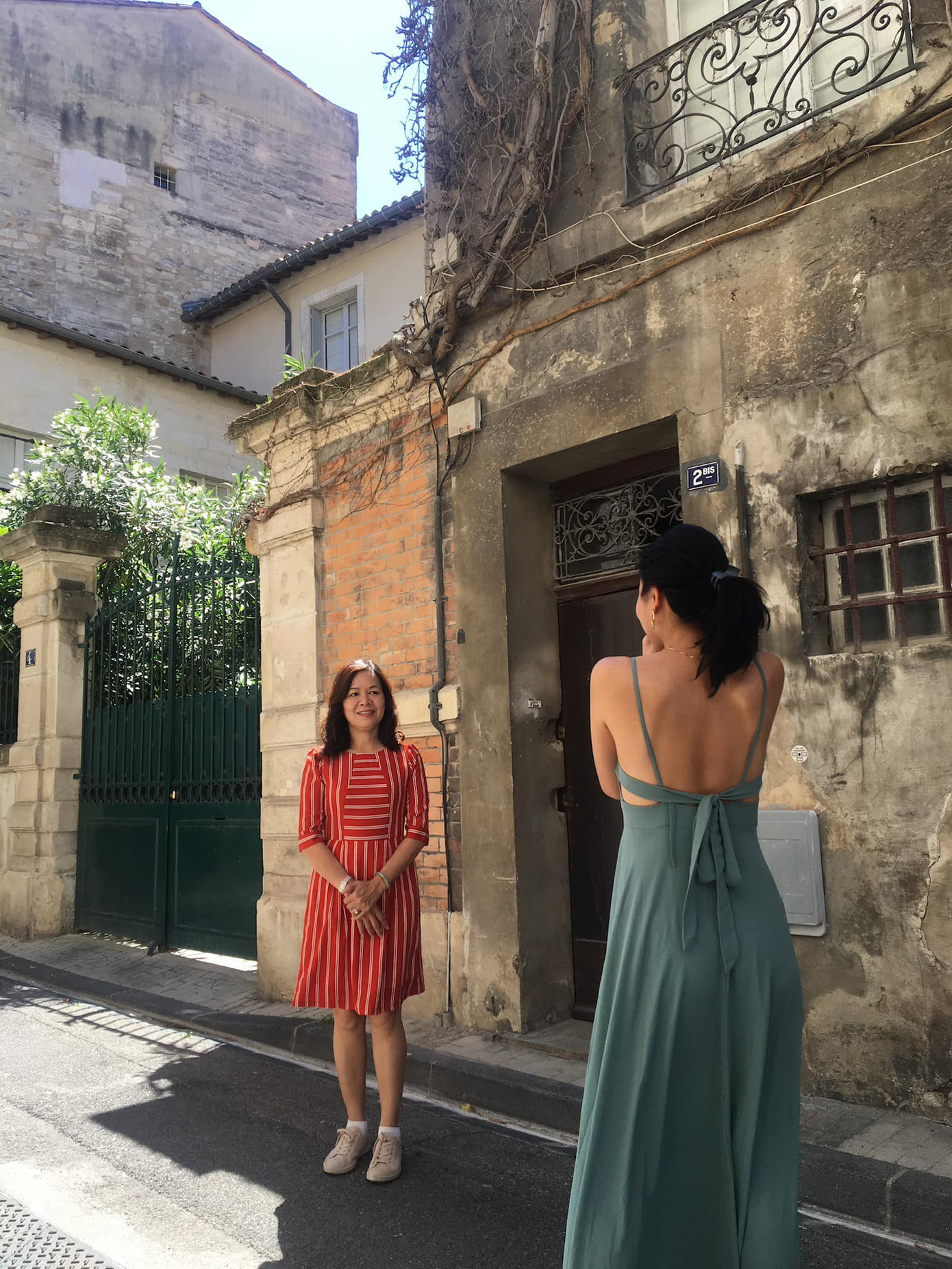 Á hậu Phương Anh khoe khoảnh khắc đáng yêu khi chụp ảnh cho mẹ.