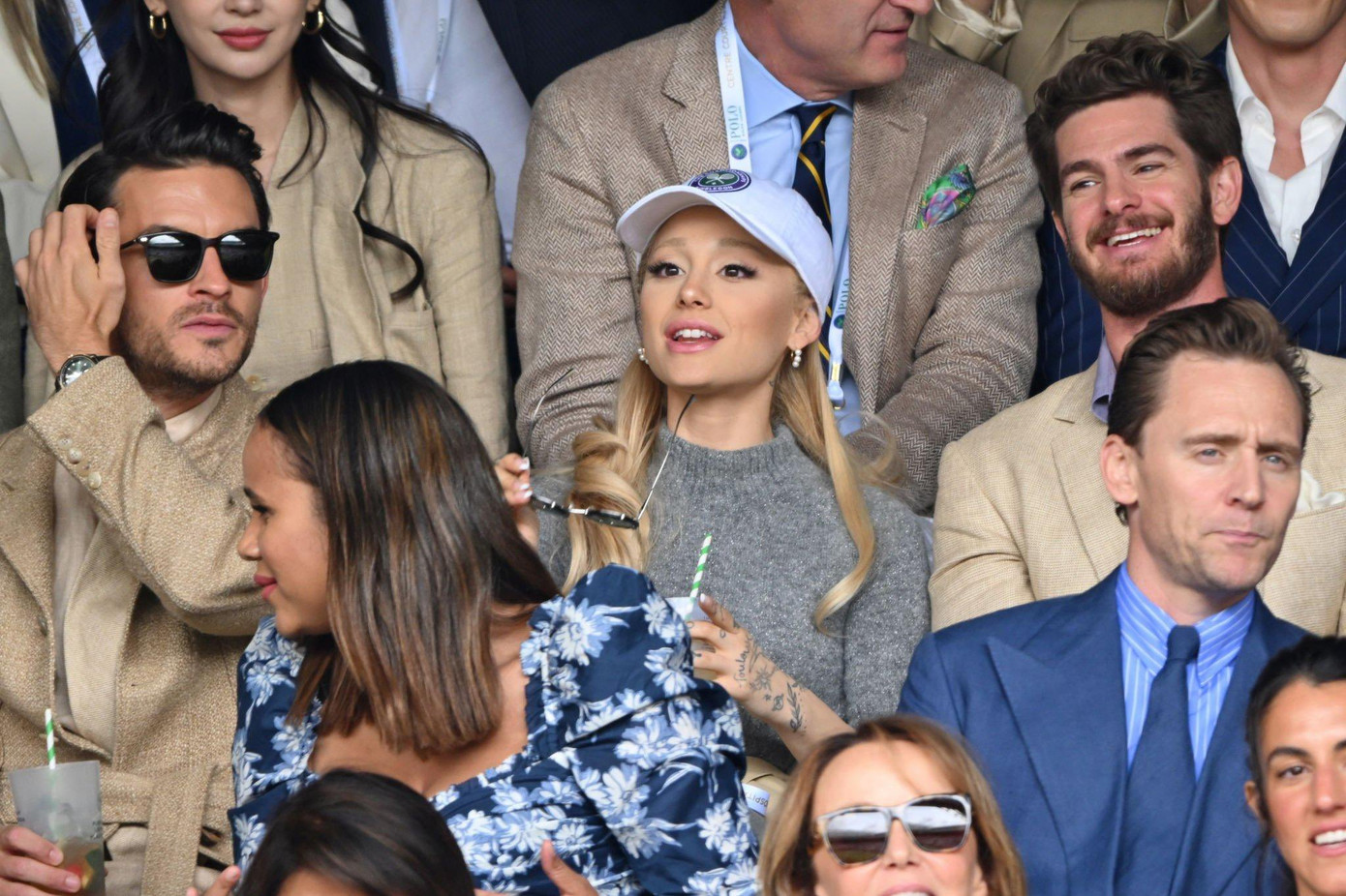 Ariana Grande đi xem giải đấu Wimbledon cùng Jonathan Bailey (trái) và Andrew Garfield (phải).