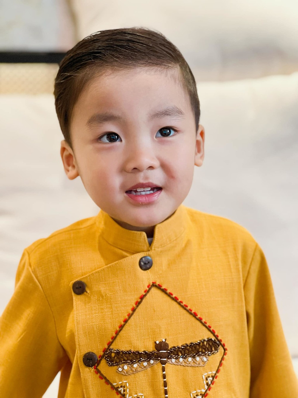 Khoảnh khắc con trai Hòa Minzy diện áo dài đi chúc Tết.