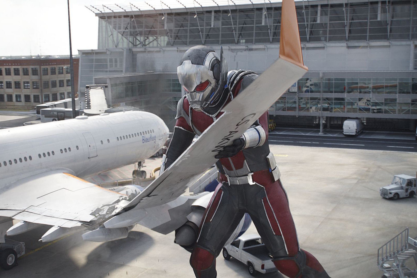 Dù chỉ xuất hiện trong một vài phân đoạn nhưng màn hóa khổng lồ của Ant-Man trong Civil War vẫn khiến nhiều khán giả ấn tượng. Dù chỉ xuất hiện trong một vài phân đoạn nhưng màn hóa khổng lồ của Ant-Man trong Civil War vẫn khiến nhiều khán giả ấn tượng.