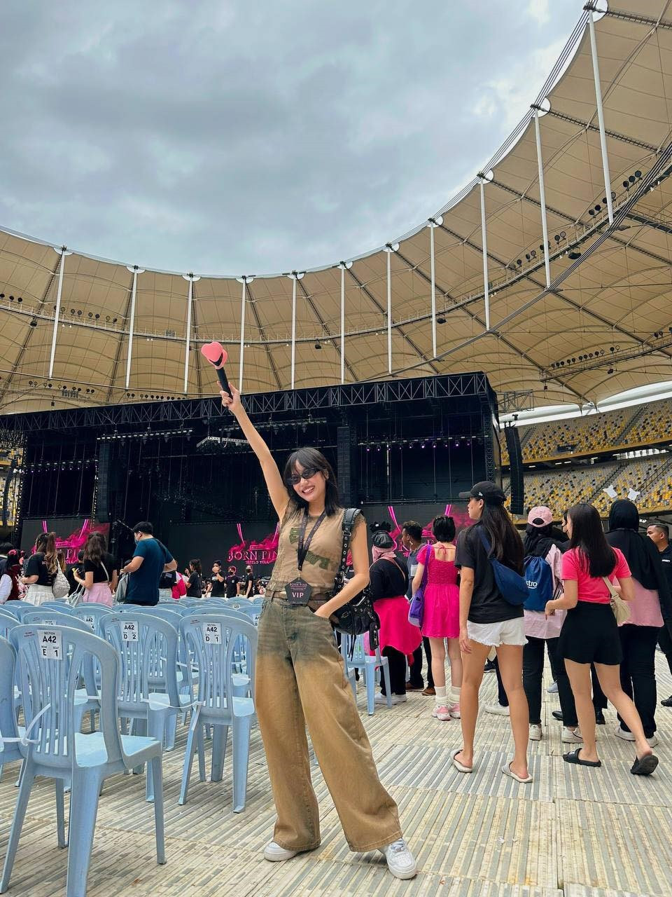 Diệu Nhi trong trang phục năng động tại concert BLACKPINK ở Malaysia.