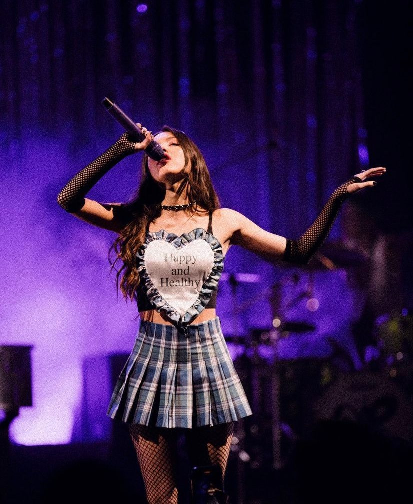 Biểu diễn ở Manchester, Olivia Rodrigo xuất hiện trong trang phục gọn nhẹ theo phong cách punk chic. Crop-top hình trái tim vô cùng hợp với váy tennis kẻ ca-rô, tất lưới và găng tay lưới. Biểu diễn ở Manchester, Olivia Rodrigo xuất hiện trong trang phục gọn nhẹ theo phong cách punk chic. Crop-top hình trái tim vô cùng hợp với váy tennis kẻ ca-rô, tất lưới và găng tay lưới.