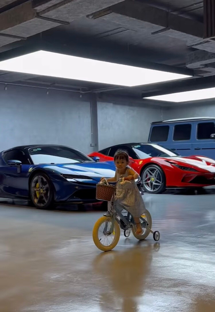 Bối cảnh tập xe hoành tráng của con gái Cường Đô La khiến người xem đồng loạt "xin vía". Bối cảnh tập xe hoành tráng của con gái Cường Đô La khiến người xem đồng loạt "xin vía".