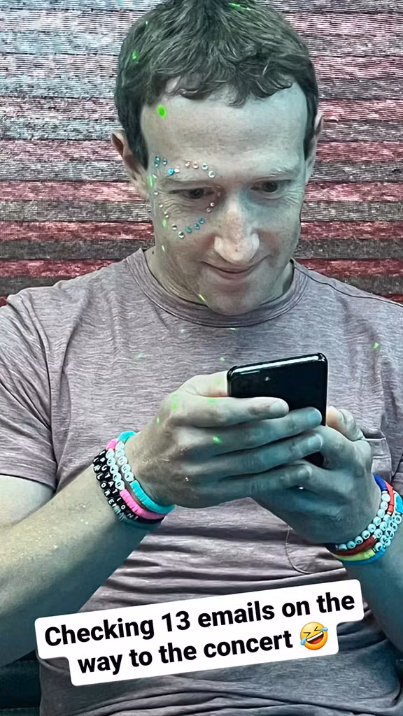 Mark Zuckerberg vẫn bận rộn với công việc dù tham gia concert.