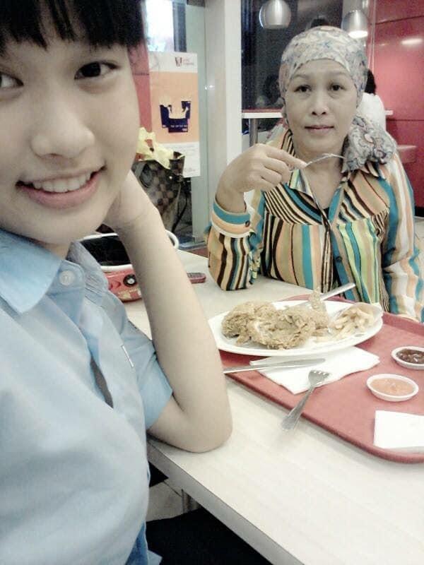 Bức ảnh thời còn đi học của Thiên Ân cùng mẹ khiến nhiều người xúc động.