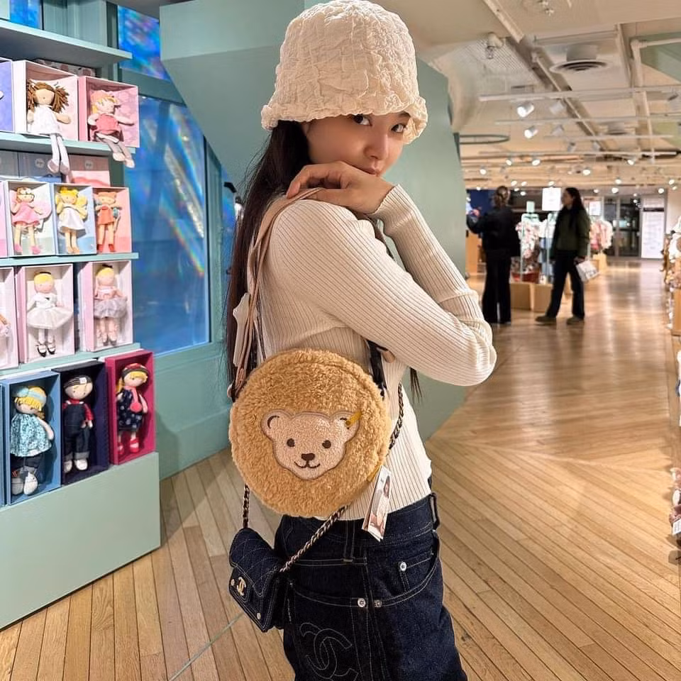 Nhiều cư dân mạng dành tặng lời khen cho Jennie với loạt trang phục thường ngày trẻ trung.