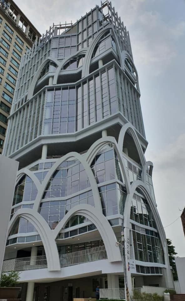 Tòa nhà nơi diễn ra after-party "thị phị" kéo dài 3 tiếng đồng hồ đến đêm muộn. Tòa nhà nơi diễn ra after-party "thị phị" kéo dài 3 tiếng đồng hồ đến đêm muộn.