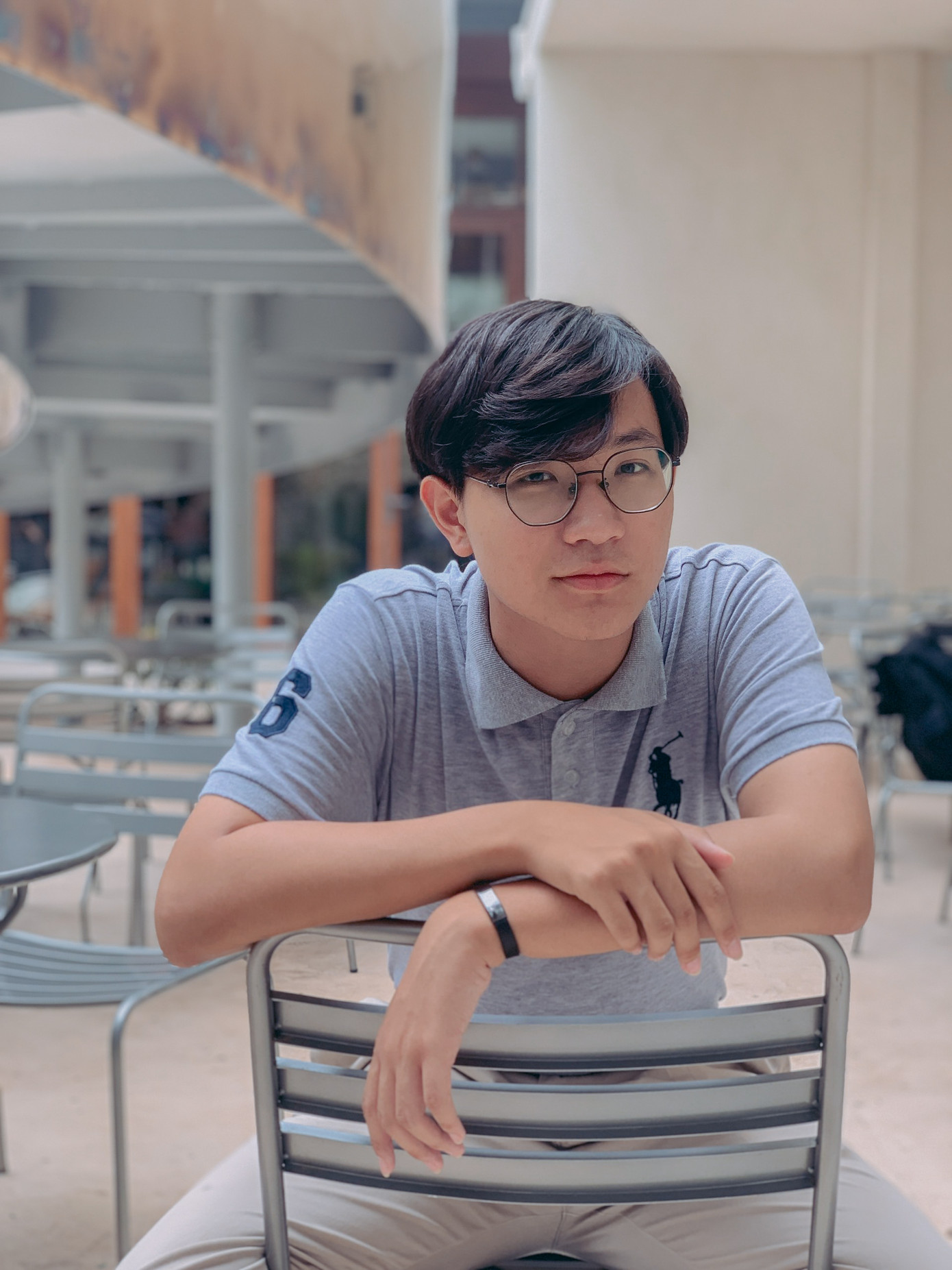 Minh Hùng luôn mang theo nước uống vào những ngày nắng nóng để kịp thời giải khát. Minh Hùng luôn mang theo nước uống vào những ngày nắng nóng để kịp thời giải khát.