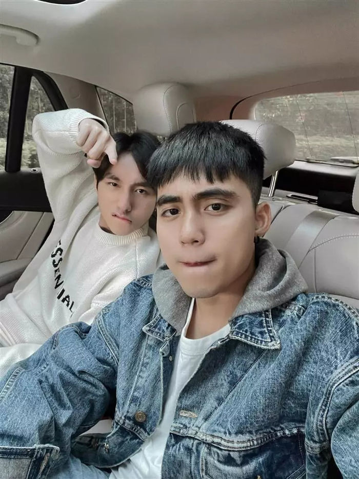 Kể từ sau khi debut, MONO rất ít khi xuất hiện cùng anh trai. Kể từ sau khi debut, MONO rất ít khi xuất hiện cùng anh trai.