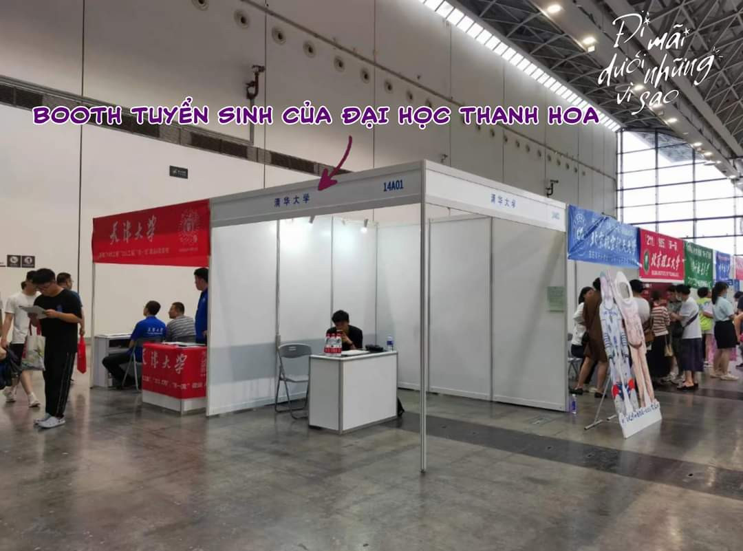 Tại khu vực tuyển sinh, nhân viên tư vấn đang bấm điện thoại để "giết thời gian". Nguồn: Page Cứ thế, đi mãi dưới những vì sao. Tại khu vực tuyển sinh, nhân viên tư vấn đang bấm điện thoại để "giết thời gian". Nguồn: Page Cứ thế, đi mãi dưới những vì sao.