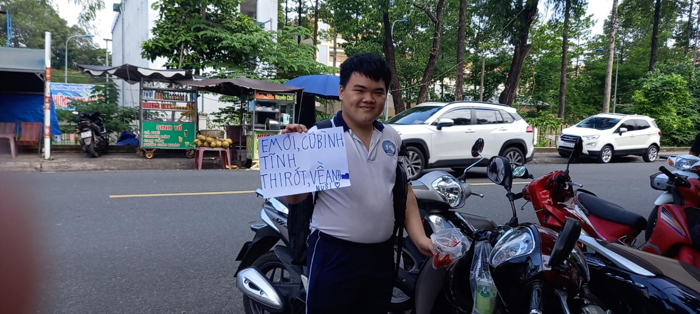 Đúng là "bạn người ta", đi cổ vũ bạn cũng phải ghi nội dung "an thì ít mà ủi thì nhiều"! Ảnh: Xuân Vũ Đúng là "bạn người ta", đi cổ vũ bạn cũng phải ghi nội dung "an thì ít mà ủi thì nhiều"! Ảnh: Xuân Vũ