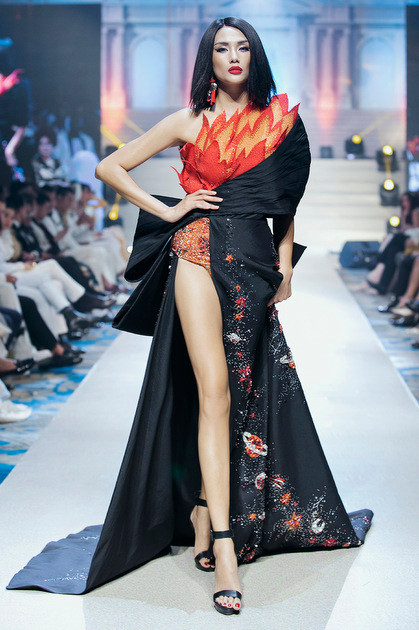 Võ Hoàng Yến liên tục giữ vị trí quan trọng trên sàn diễn.