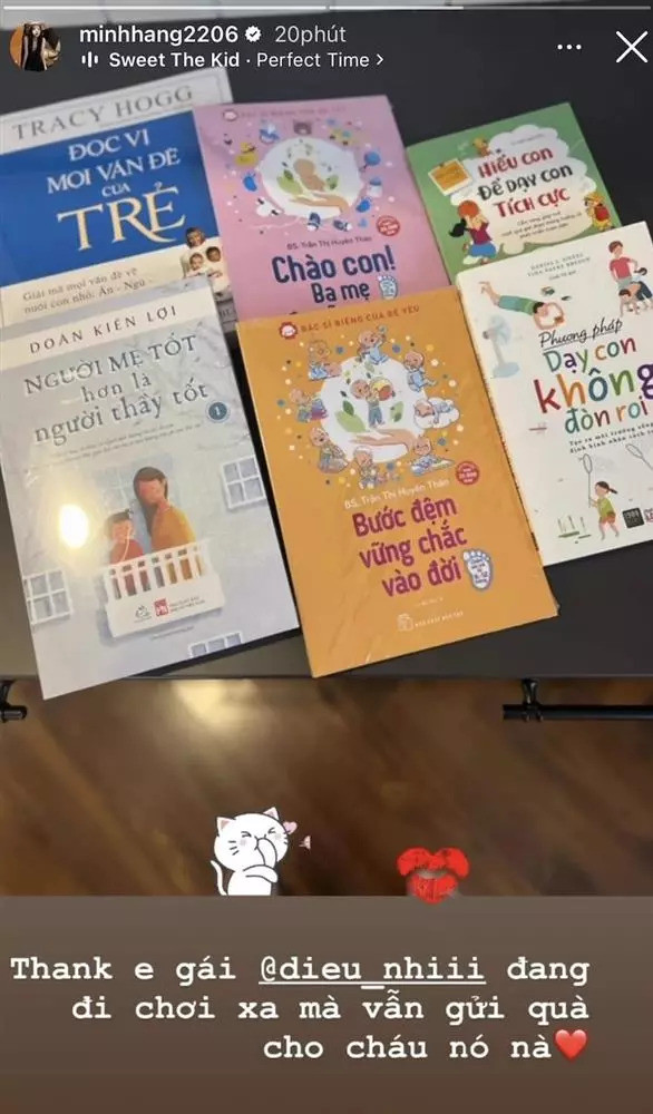 Diệu Nhi khiến nhiều khán giả bất ngờ khi tặng sách làm mẹ và nuôi con cho Minh Hằng.