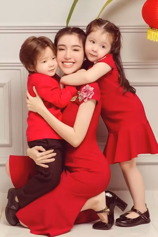 Hai nhóc tỳ nhà Elly Trần có tính cách tương đồng nhau.