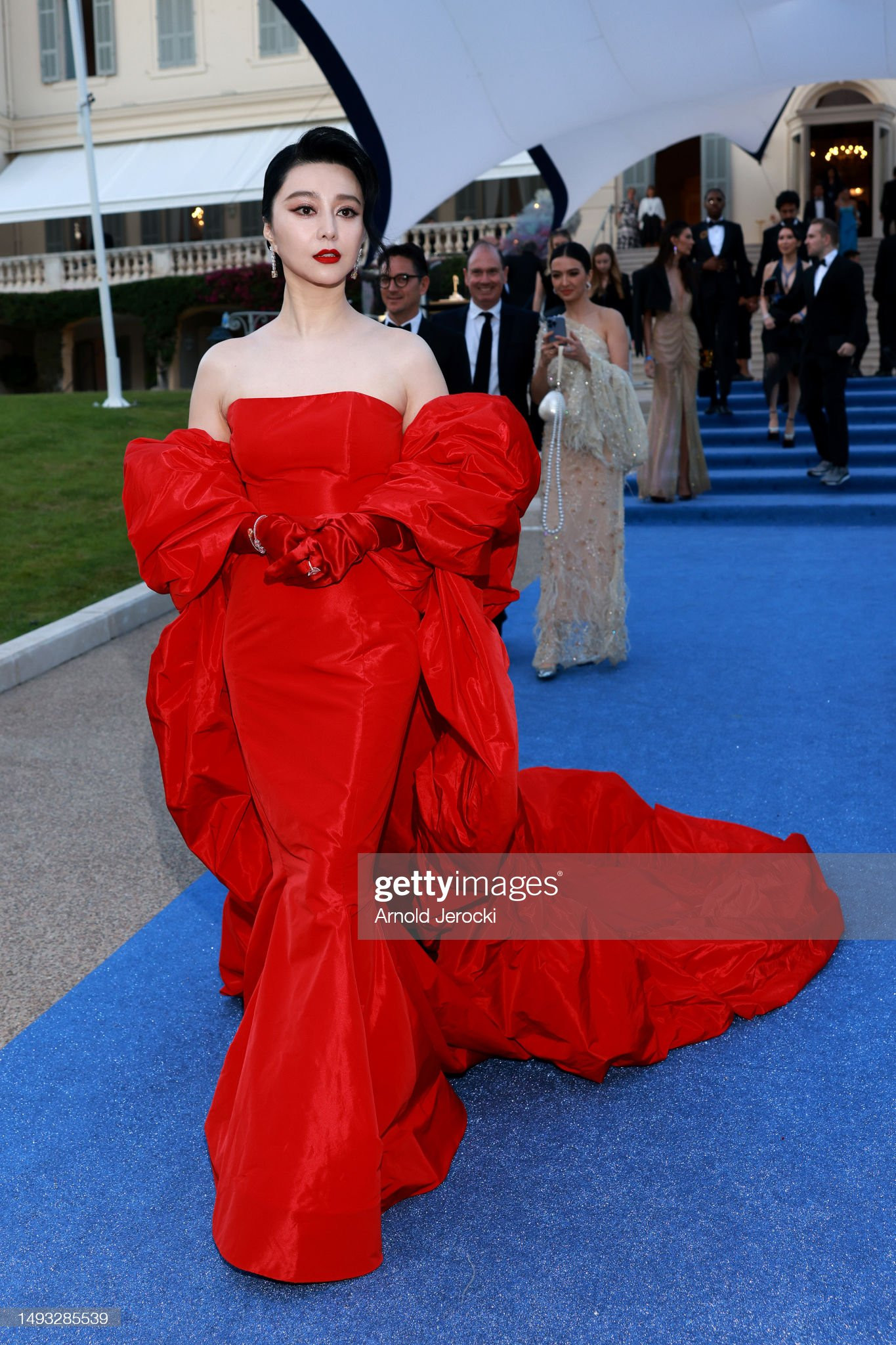 Sắc đỏ quý phái, các phụ kiện và layout trang điểm cầu kì cho dù là tham gia hoạt động bên lề.