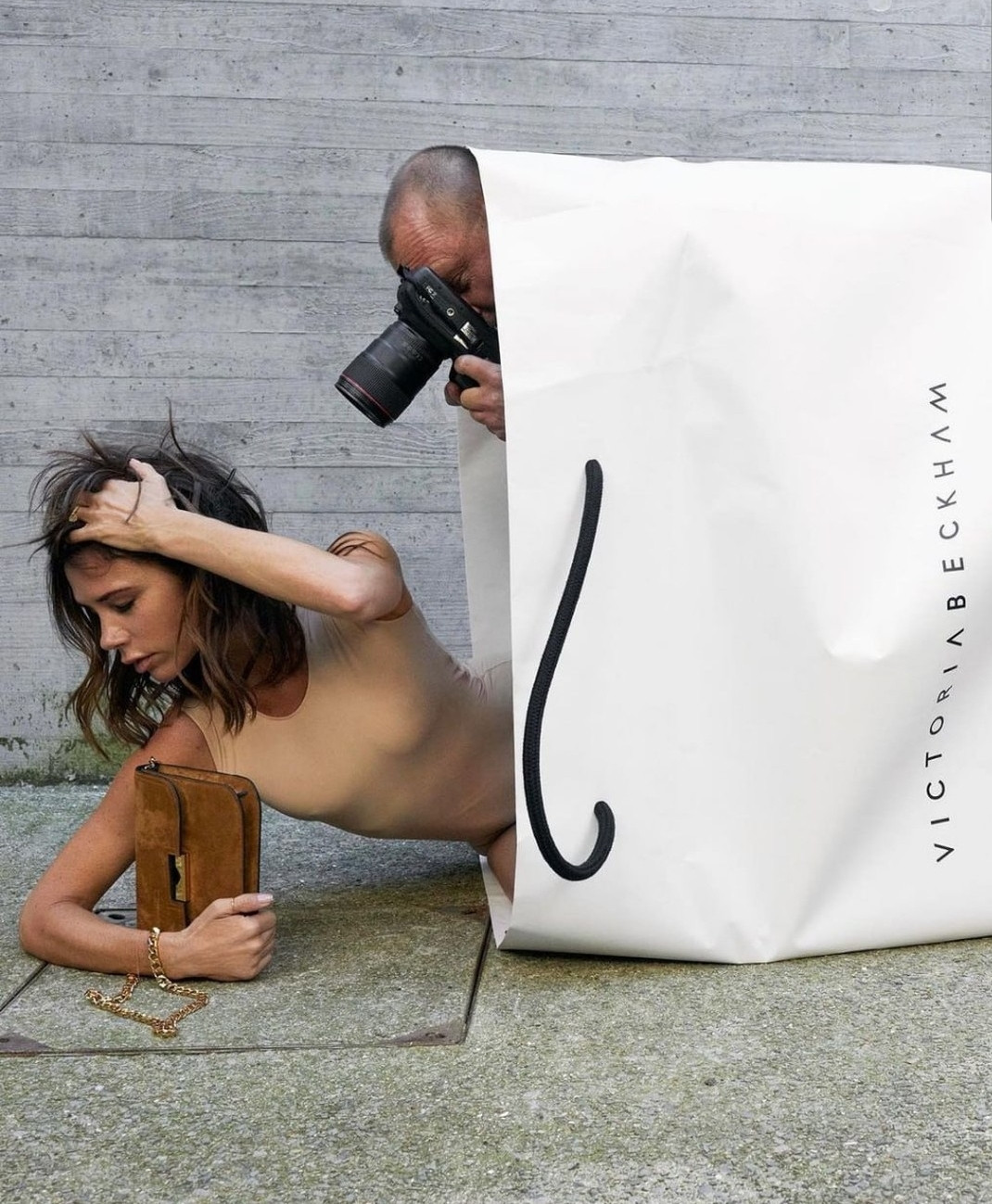 Victoria Beckham đu trend với dáng pose không thể chất lượng hơn.