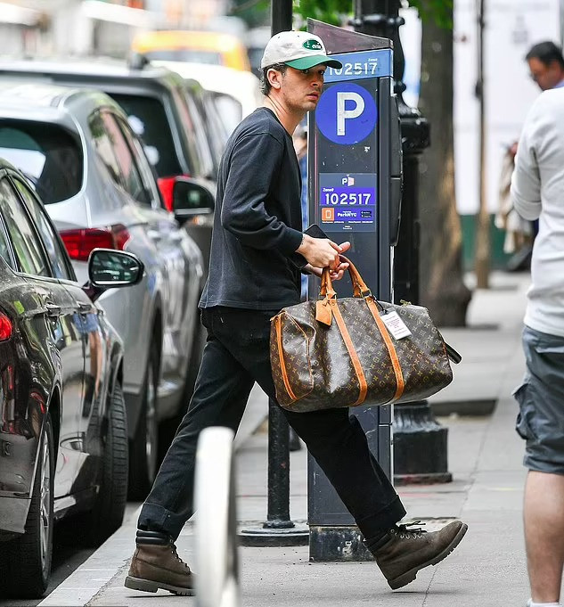 Matty Healy bị ghi lại khoảnh khắc rời khỏi căn hộ của Taylor Swift, xách túi đến phòng thu. Matty Healy bị ghi lại khoảnh khắc rời khỏi căn hộ của Taylor Swift, xách túi đến phòng thu.