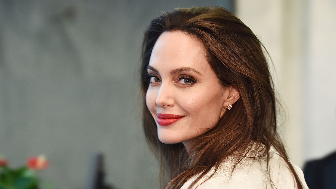 Angeline Jolie là chị em họ đời thứ 26 của Nữ hoàng Elizabeth II. Angeline Jolie là chị em họ đời thứ 26 của Nữ hoàng Elizabeth II.