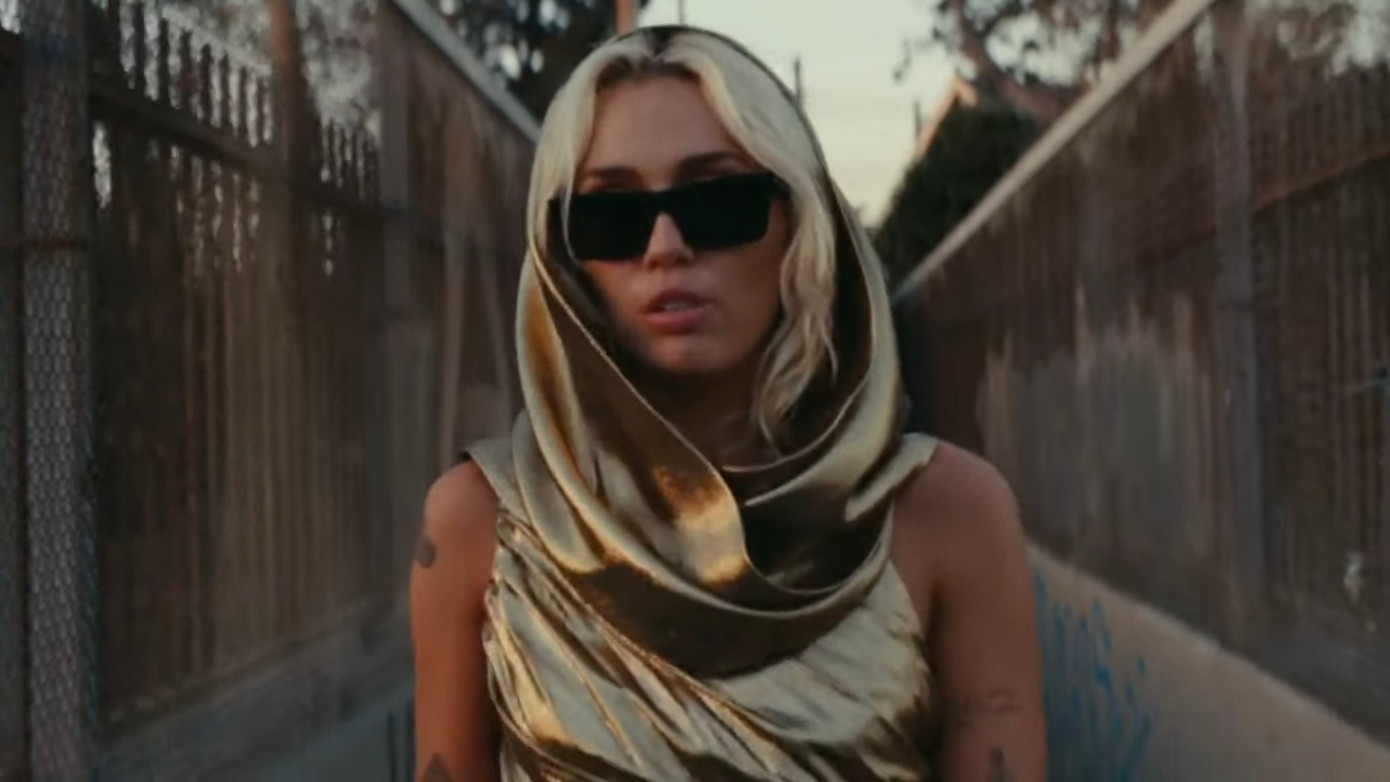 Miley Cyrus trong MV mới "Flowers". Miley Cyrus trong MV mới "Flowers".