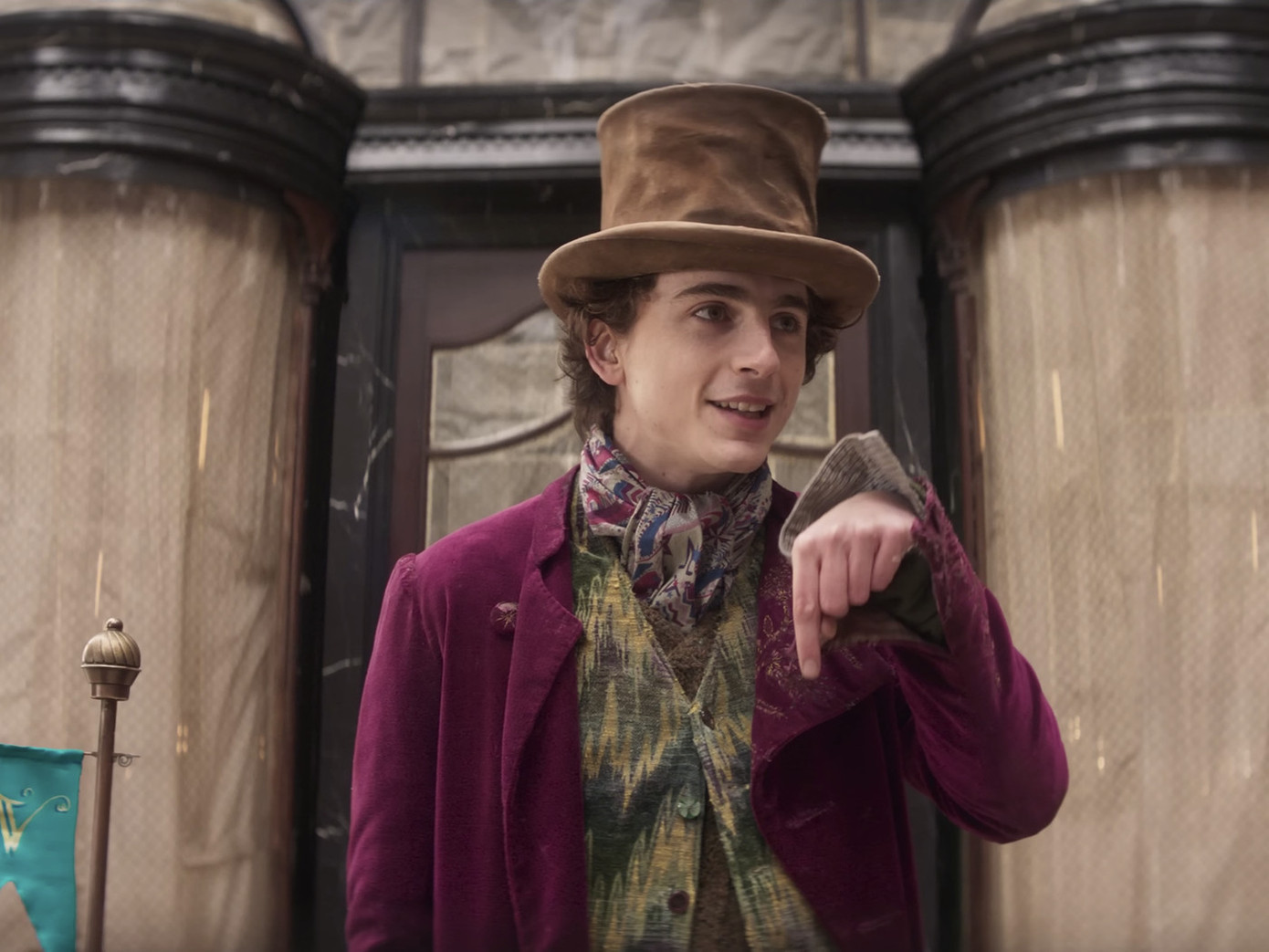 Timothée Chalamet trong vai diễn Willy Wonka. Timothée Chalamet trong vai diễn Willy Wonka.