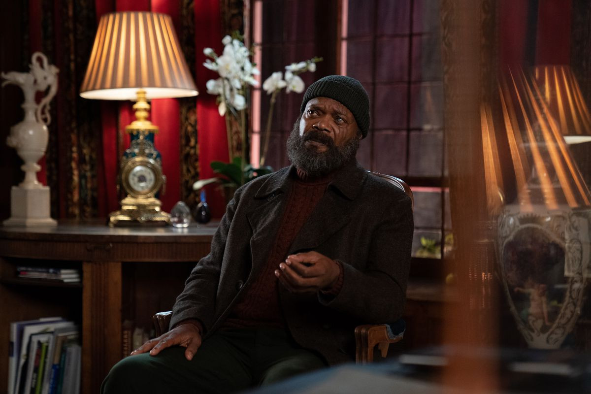 Không chỉ phải đơn độc đối đầu với các Skrull, Nick Fury còn đối diện với nguy cơ phải đối đầu với chính phủ khi “War Machine” James Rohdes đã cảnh báo cho Tổng thống Mỹ về sự trở lại của ông.