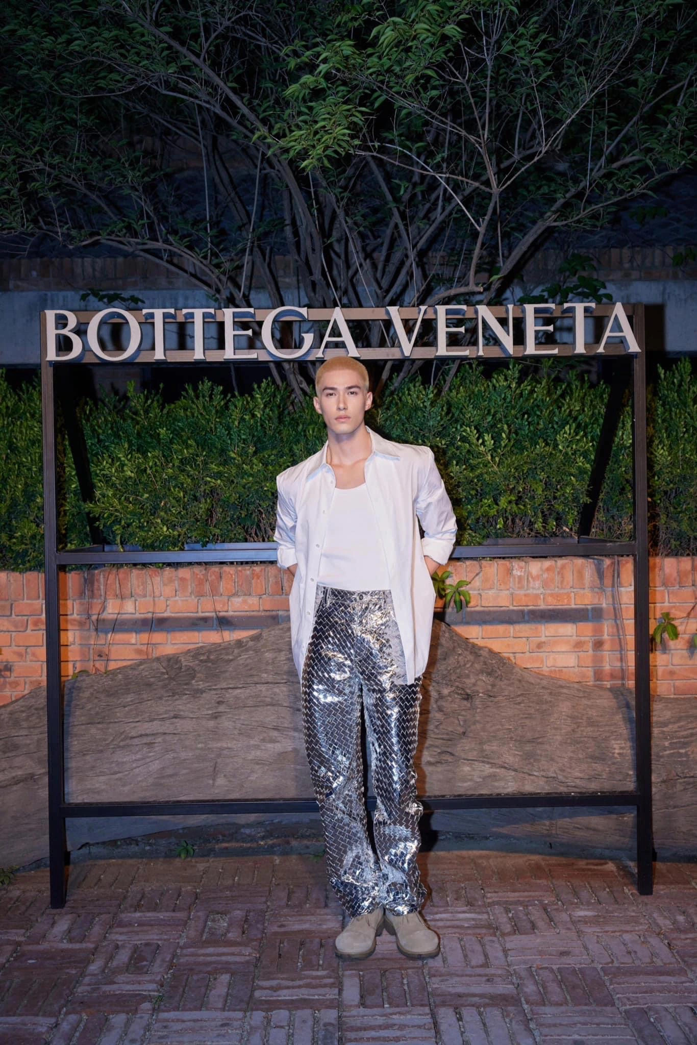 Mika Hashizume xuất hiện với trang phục phá cách. Được biết, tạo hình này của mỹ nam được đích thân Giám đốc sáng tạo của Bottega Veneta - Matthieu Blazy gợi ý, chỉnh sửa.