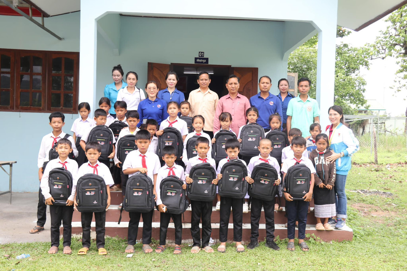 Nhiều hoạt động thú vị và phần quà dành cho các em thiếu nhi. Nhiều hoạt động thú vị và phần quà dành cho các em thiếu nhi.