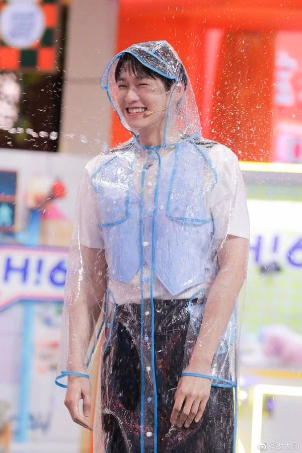 Ngụy Đại Huân ngoài đời và khi tham gia các chương trình giải trí luôn là "cây hài". Ngụy Đại Huân ngoài đời và khi tham gia các chương trình giải trí luôn là "cây hài".