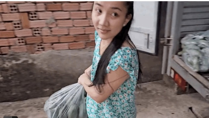 Nhiều người cho rằng, Lê Dương Bảo Lâm nên hỗ trợ và quan tâm bà xã nhiều hơn so với việc quay phim, trò chuyện để đăng lên mạng xã hội.