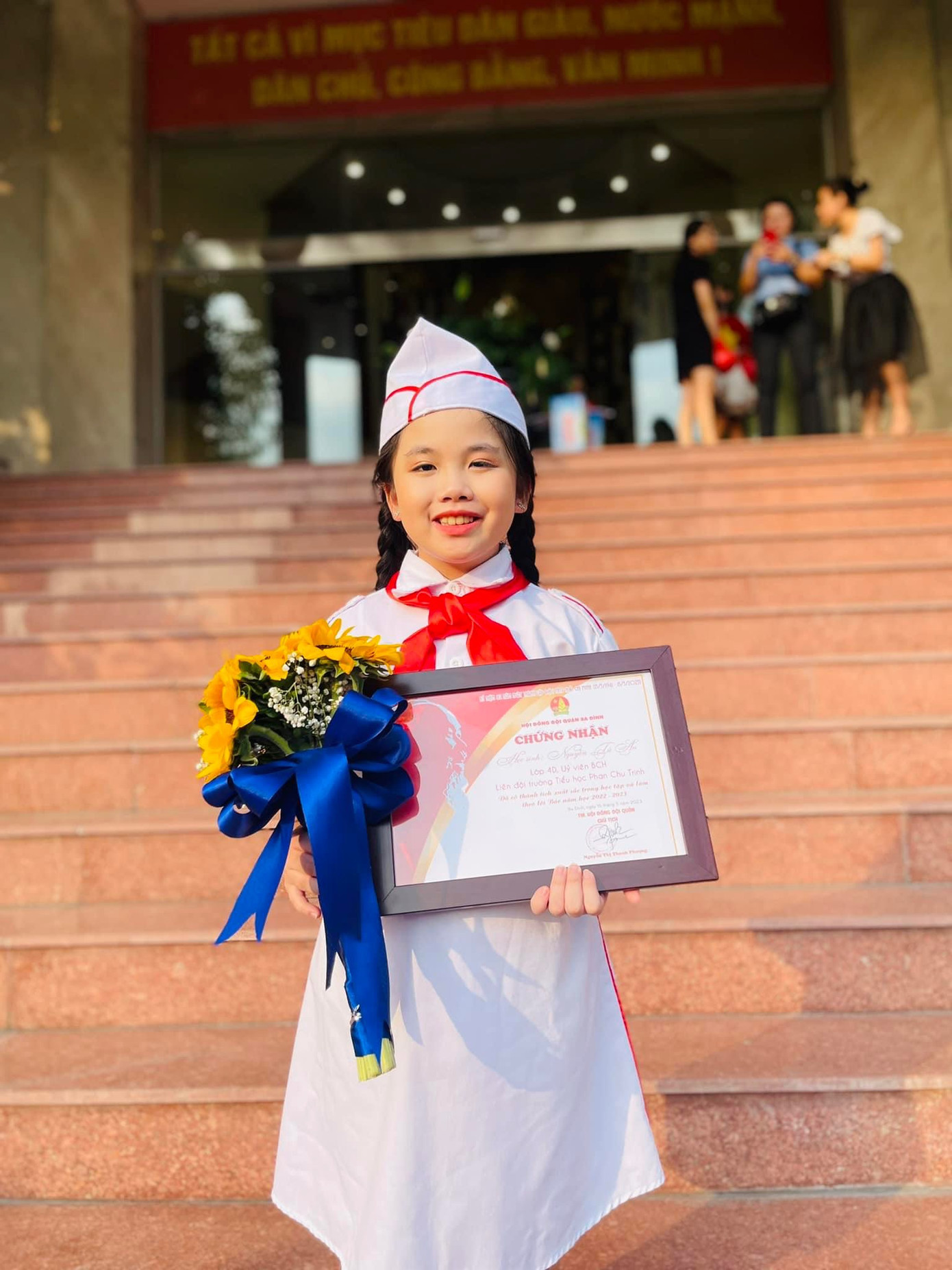 Nữ diễn viên nhí có thành tích học tập ấn tượng.