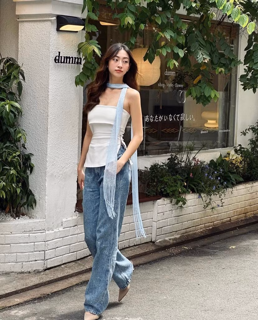Lương Thùy Linh chọn áo ống phối cùng quần jeans và khăn choàng cổ.