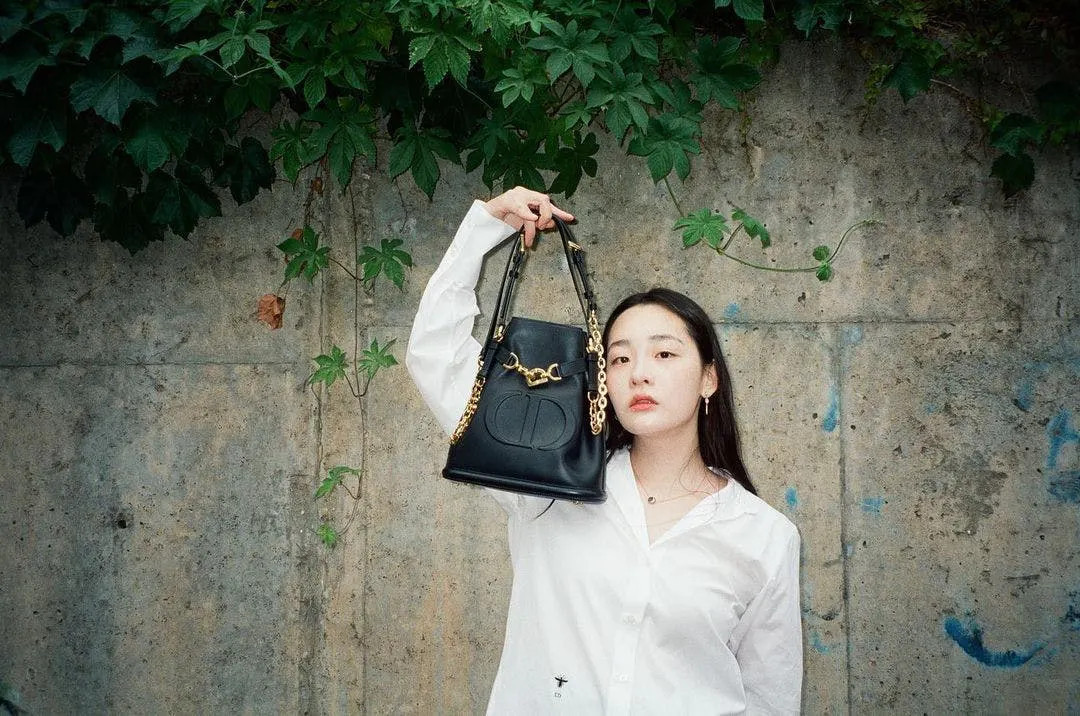 Nữ diễn viên Kim Minha nâng tầm trang phục phong cách cơ bản cùng C'est Dior. Nữ diễn viên Kim Minha nâng tầm trang phục phong cách cơ bản cùng C'est Dior.