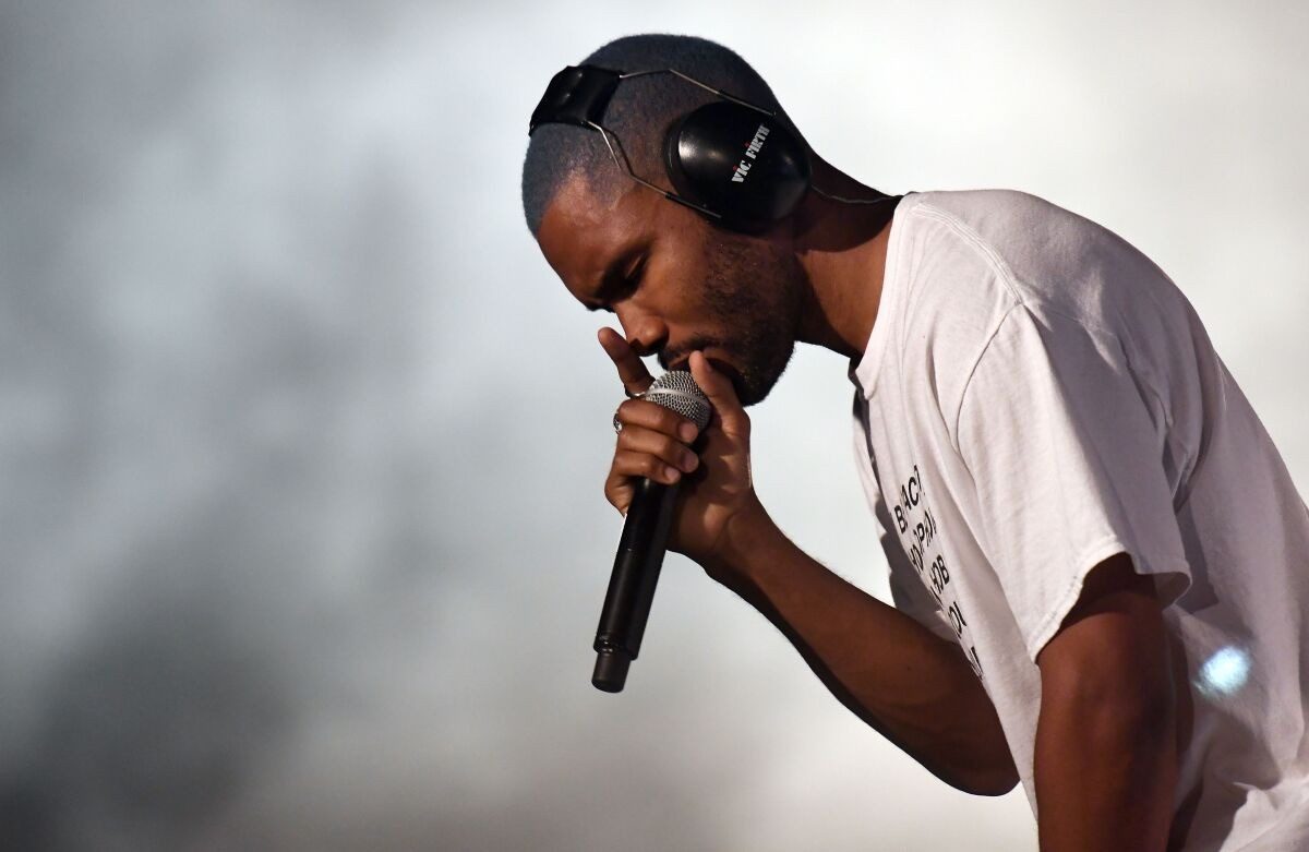 Frank Ocean bị "ném đá" vì lên sân khấu muộn, trình diễn hời hợt.
