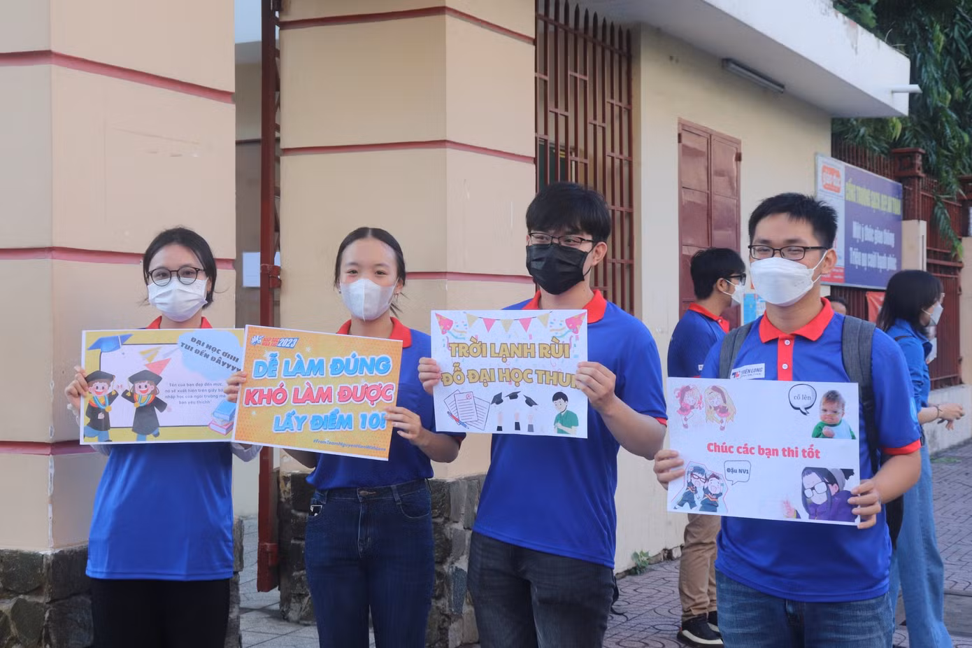 Những câu chúc vô cùng đáng yêu của hội tiền bối "nạp đường" cho sĩ tử 2K5. Ảnh: TIẾP SỨC MÙA THI - TP.HCM
