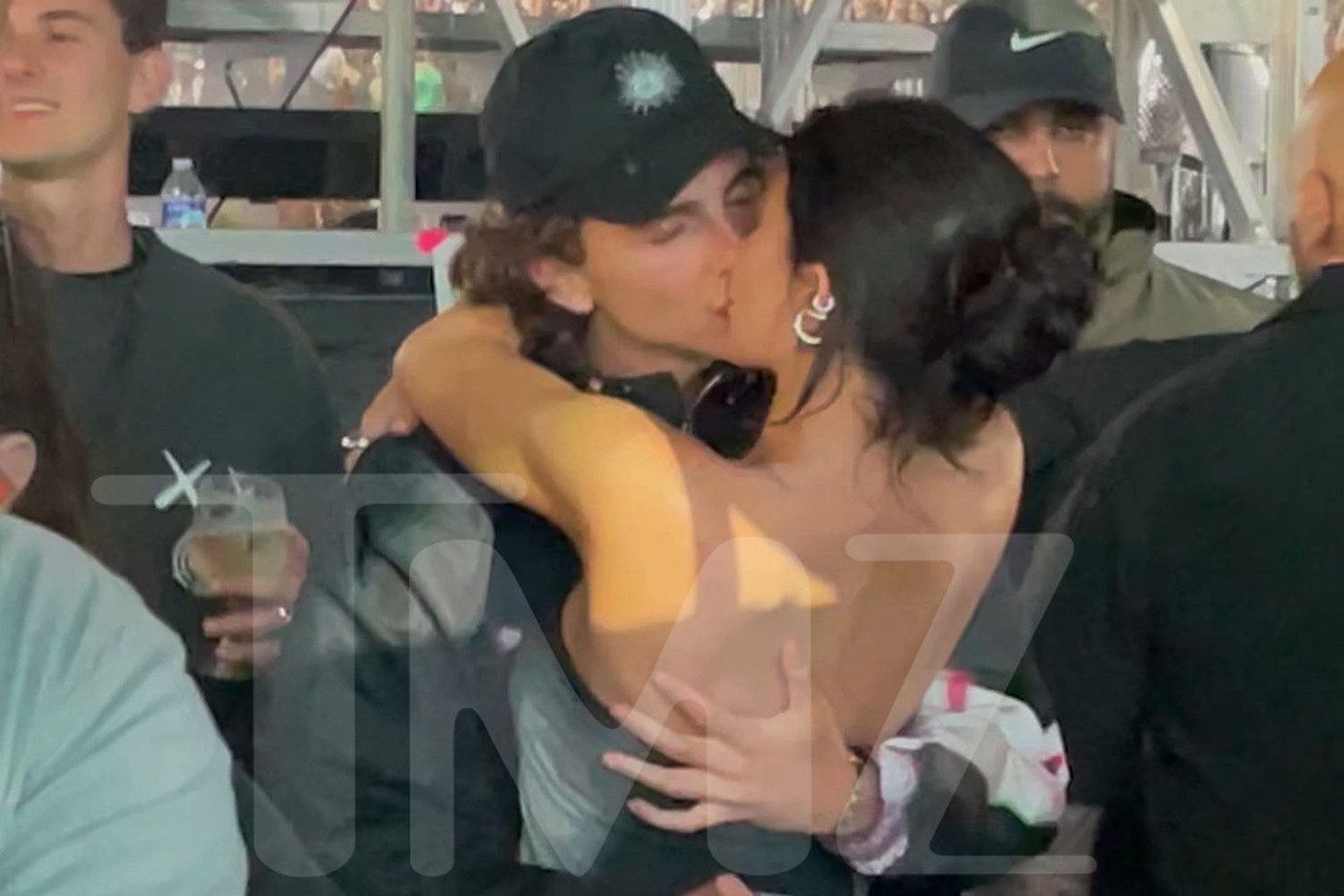 Timothée công khai thể hiện tình cảm với Kylie. Ảnh: TMZ