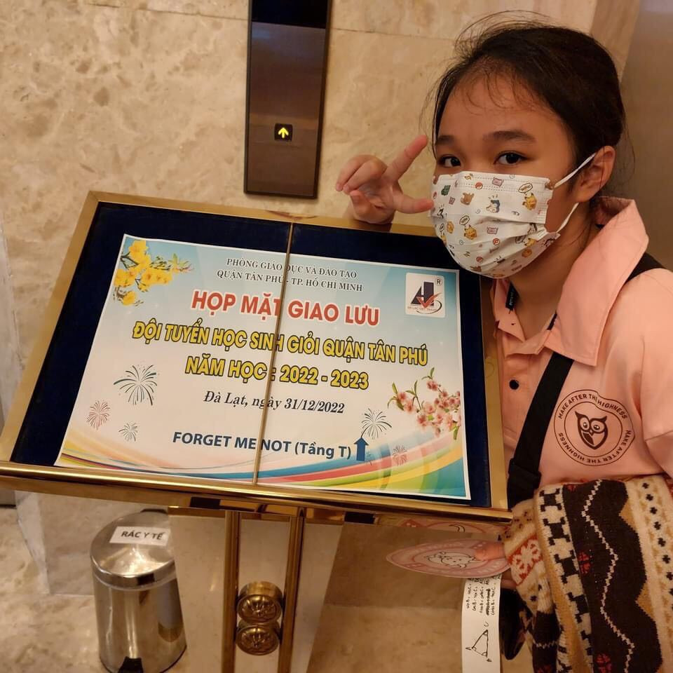 Cô bạn "gom" nhiều giải thưởng trong 4 năm học cấp Hai. Cô bạn "gom" nhiều giải thưởng trong 4 năm học cấp Hai.