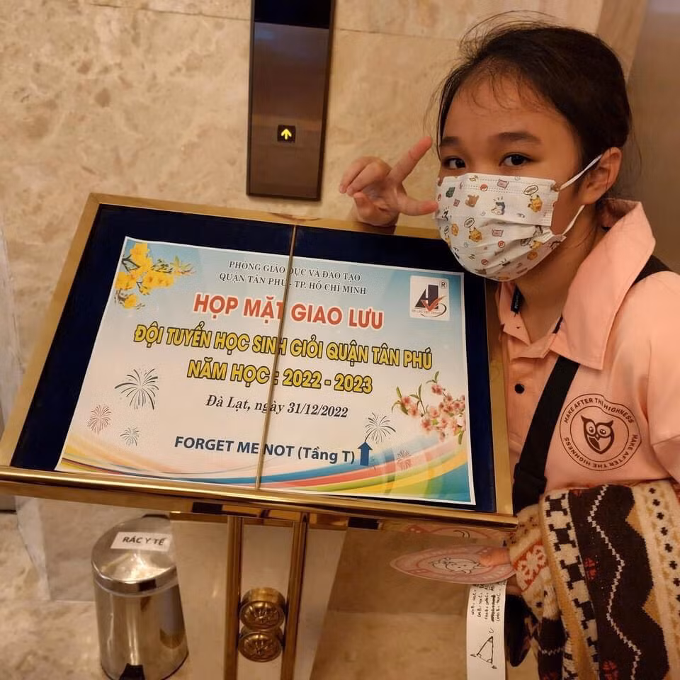 Cô bạn "gom" nhiều giải thưởng trong 4 năm học cấp Hai. Cô bạn "gom" nhiều giải thưởng trong 4 năm học cấp Hai.