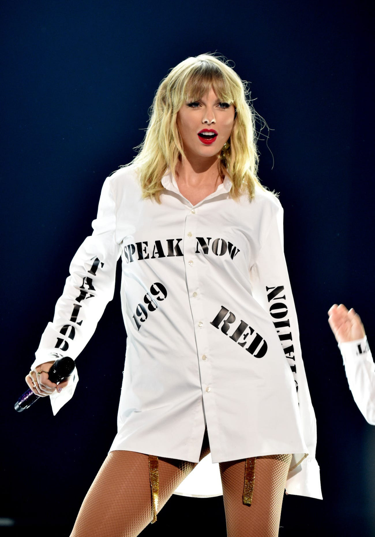 Vào cuối năm 2019, Taylor Swift bắt đầu sử dụng trang phục của mình một cách táo bạo hơn, chẳng hạn như chiếc áo sơ mi có tên những album đầu tiên của cô trên sân khấu AMAs.