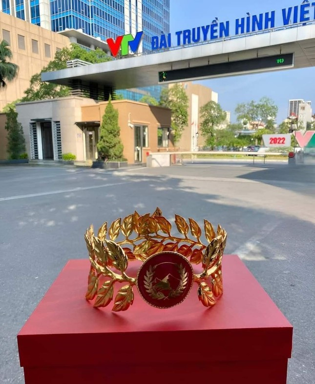 Vòng nguyệt quế năm 2022 được làm thủ công từ vàng. Ảnh: Fanpage Đường Lên Đỉnh Olympia Vòng nguyệt quế năm 2022 được làm thủ công từ vàng. Ảnh: Fanpage Đường Lên Đỉnh Olympia