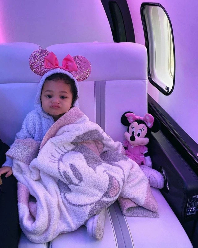 Stormi trong chuyến đi đến Disneyland trên phi cơ trị giá hàng nghìn tỷ đồng.
